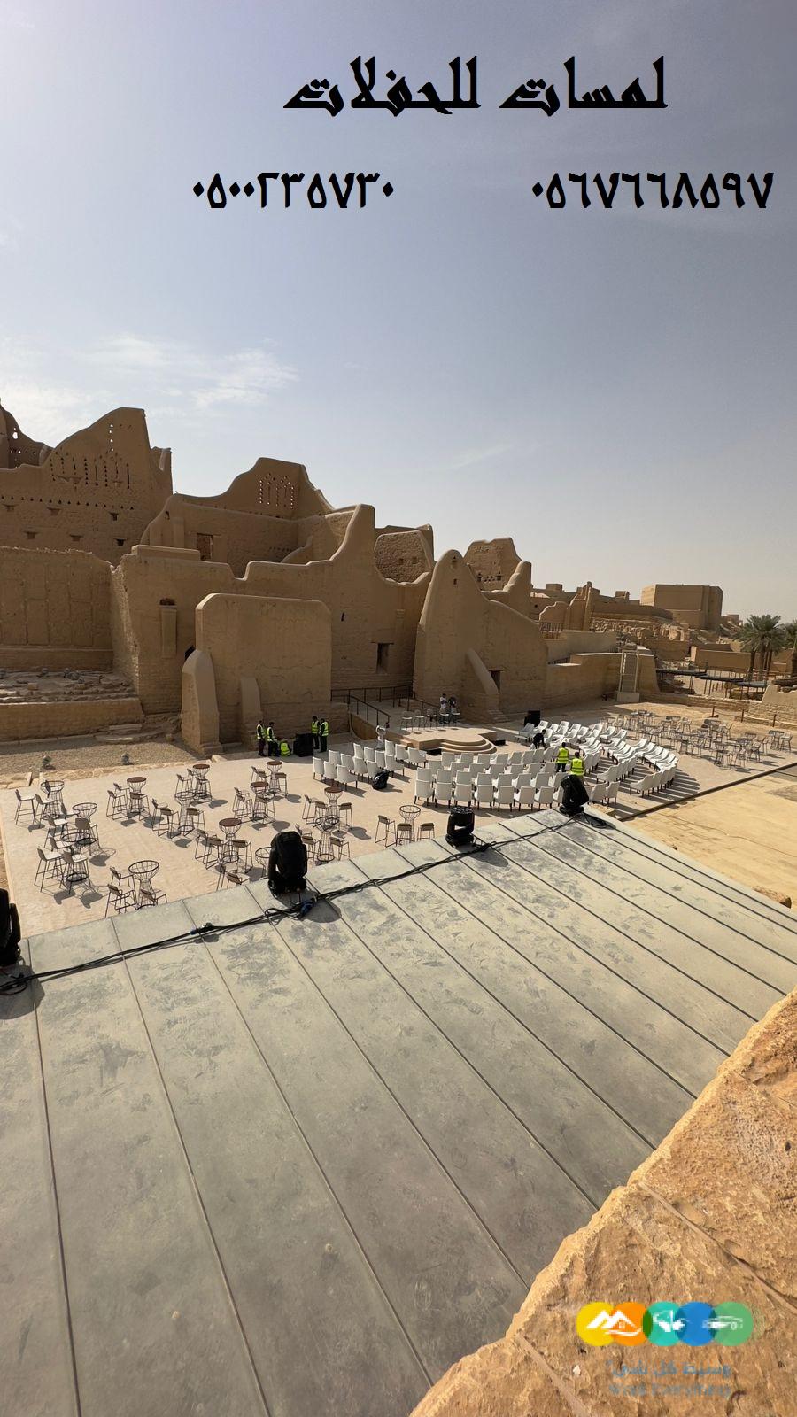 تأجير كنب جلد أبيض ، طاولات طعام مع كراسي ، طاولات