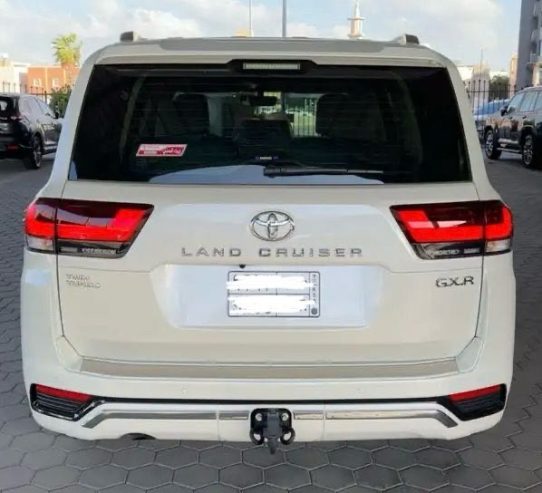 للبيع لاندكروزر GXR L3 بنزين موديل 2024