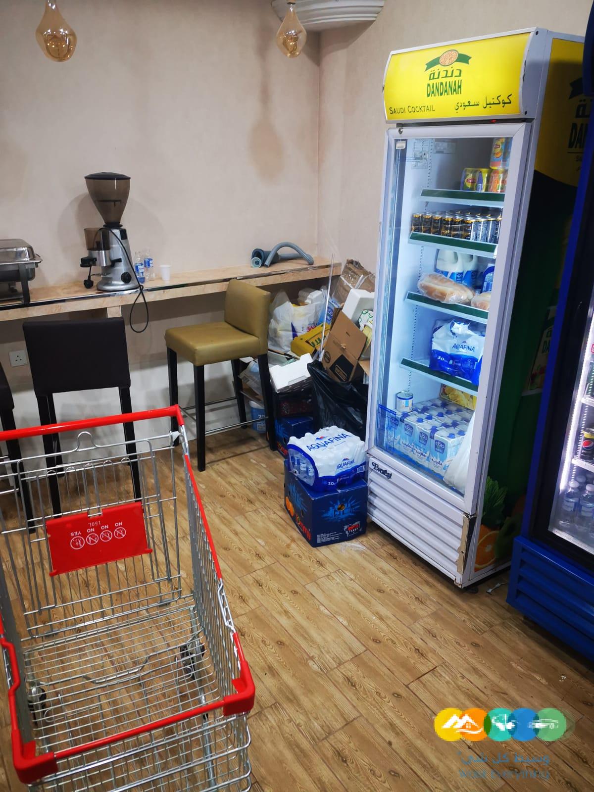 كافتيريا بكامل تجهيزاتها داخل مستشفى