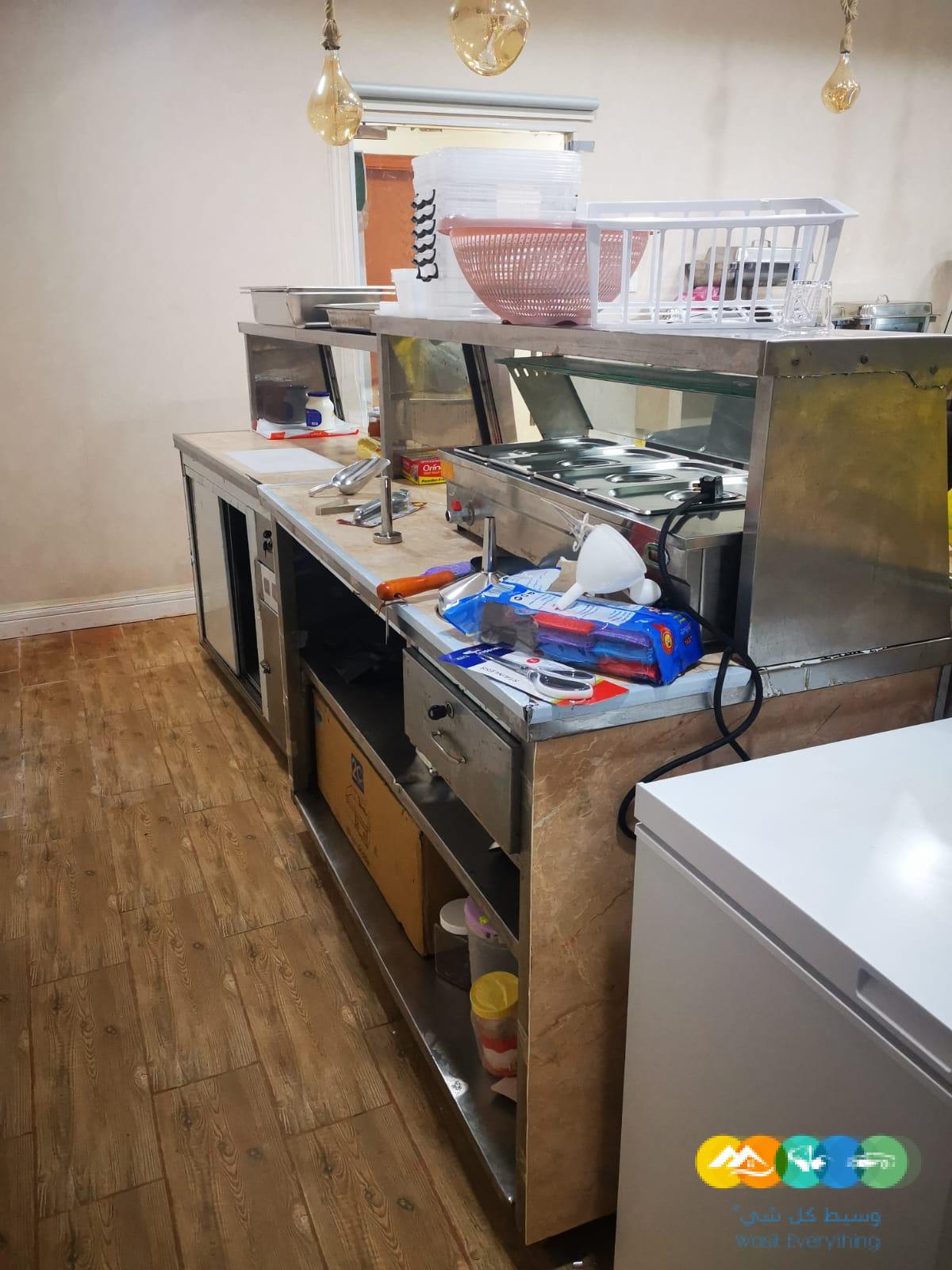 كافتيريا بكامل تجهيزاتها داخل مستشفى