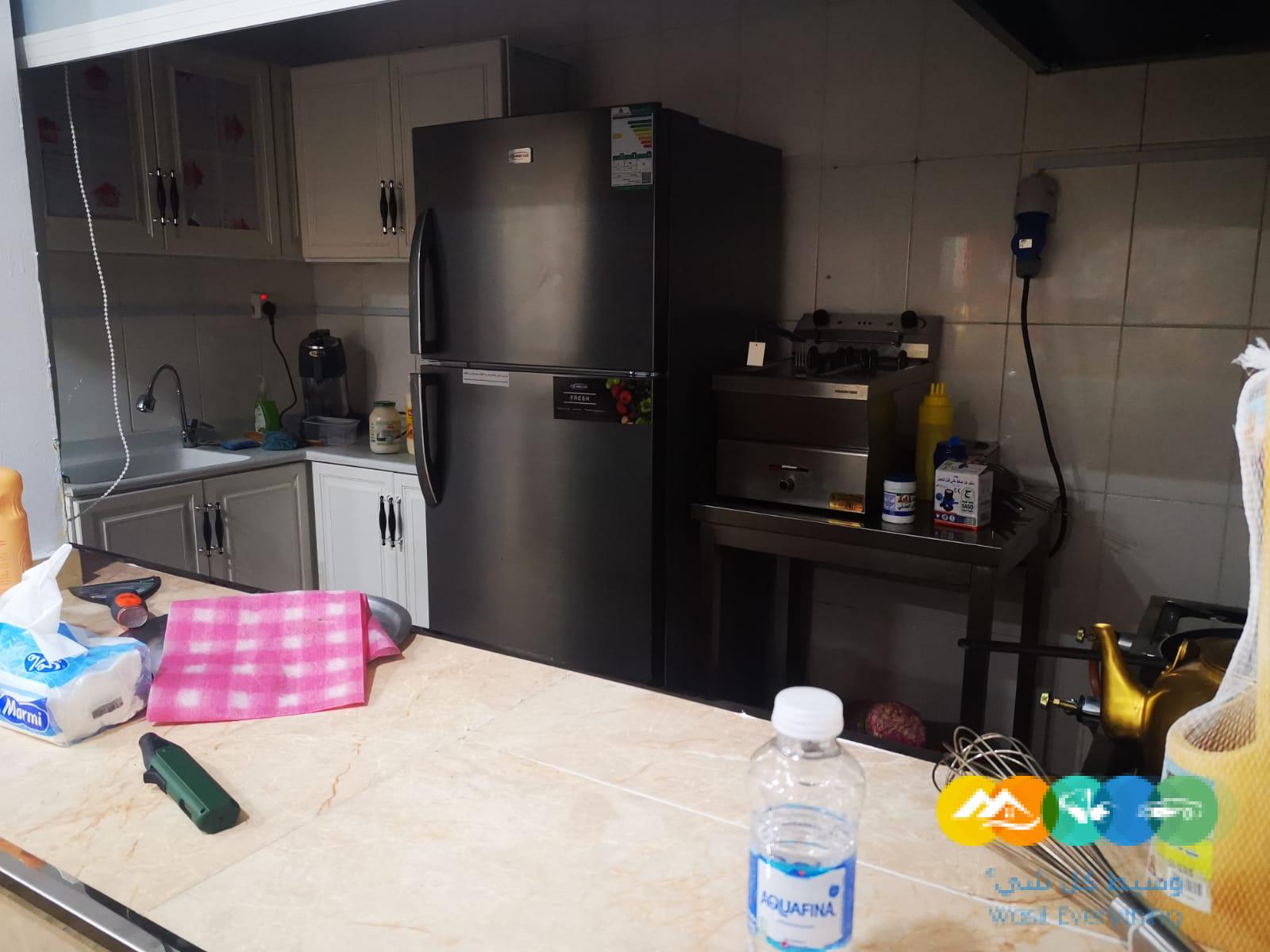 كافتيريا بكامل تجهيزاتها داخل مستشفى