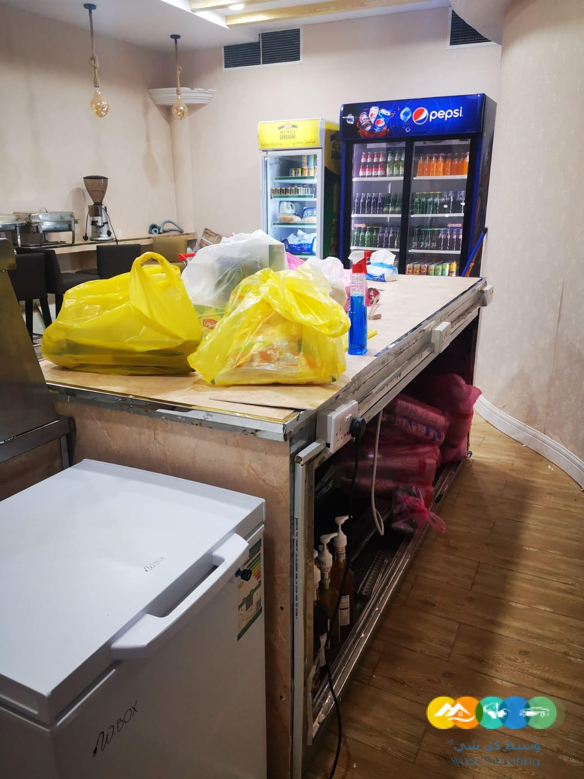 كافتيريا بكامل تجهيزاتها داخل مستشفى