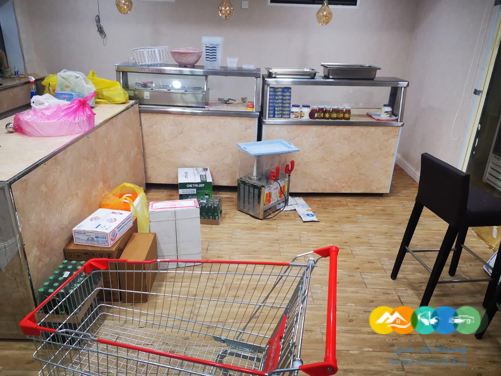 كافتيريا بكامل تجهيزاتها داخل مستشفى