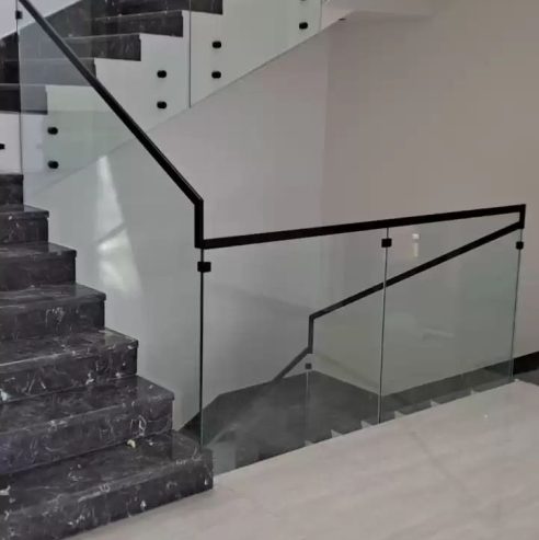 معلم زجاج سيكوريت جده