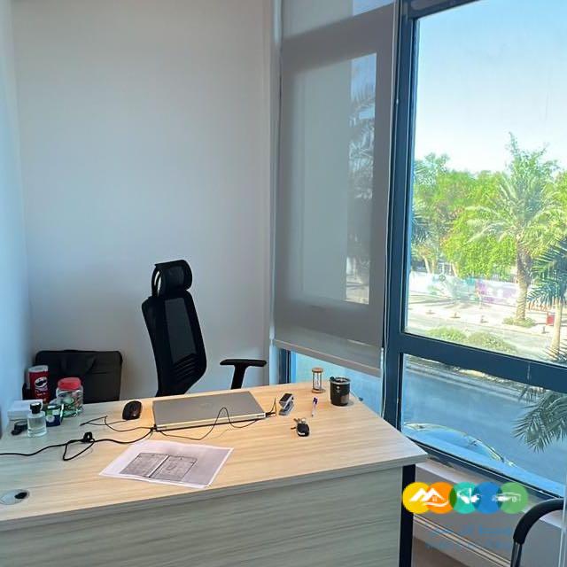 مكتب مؤثث بالكامل للإيجار الشهري والسنوي مع خدمات مجاني