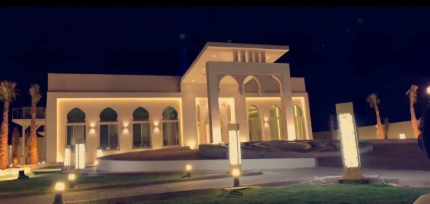 بناء ملحق خارجي زجاج في الرياض