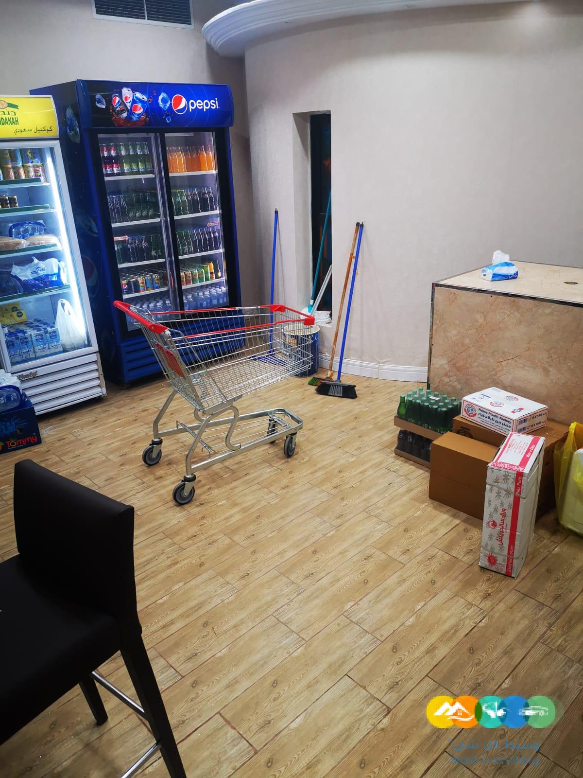 كافتيريا بكامل تجهيزاتها داخل مستشفى