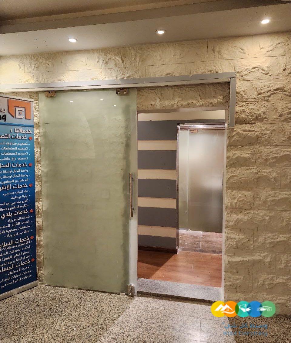 مكتب مؤثث للإيجار