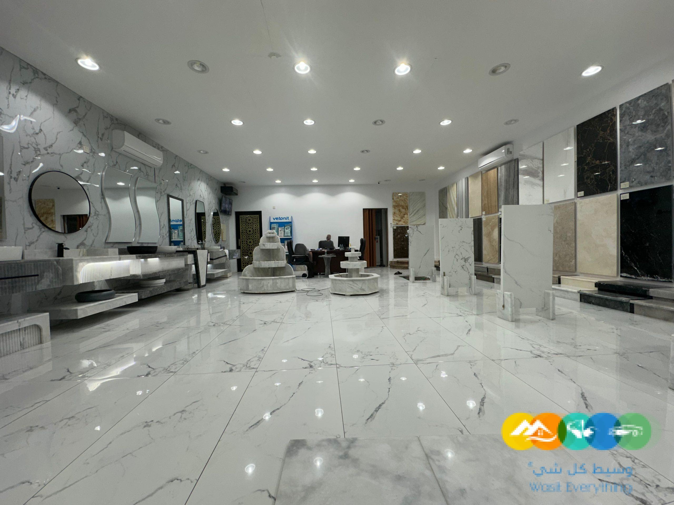 صالة عرض مع مستودع قص وتفصيل رخام للتقبيل