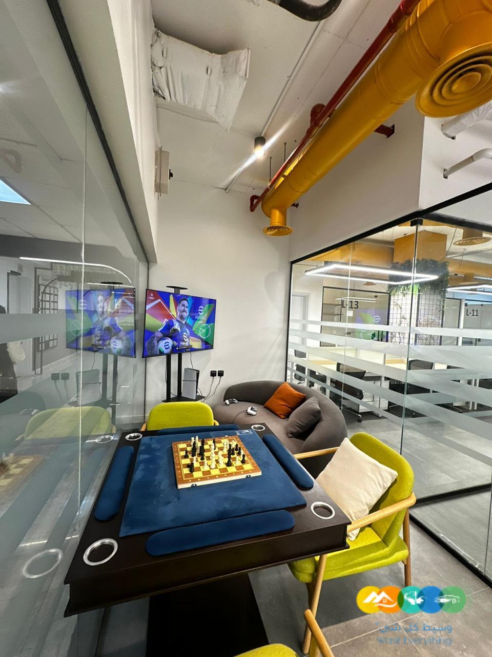 مكاتب مؤثثة